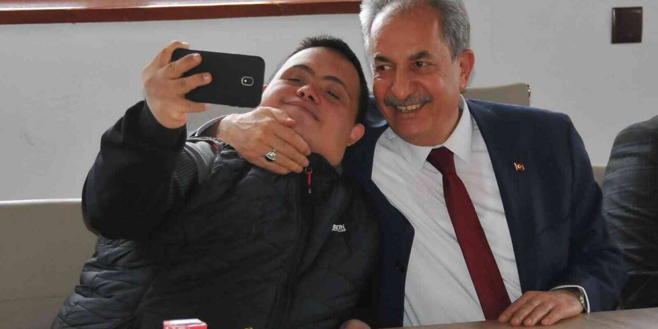 Başkan Akkaya down sendromlu bireyleri ağırladı