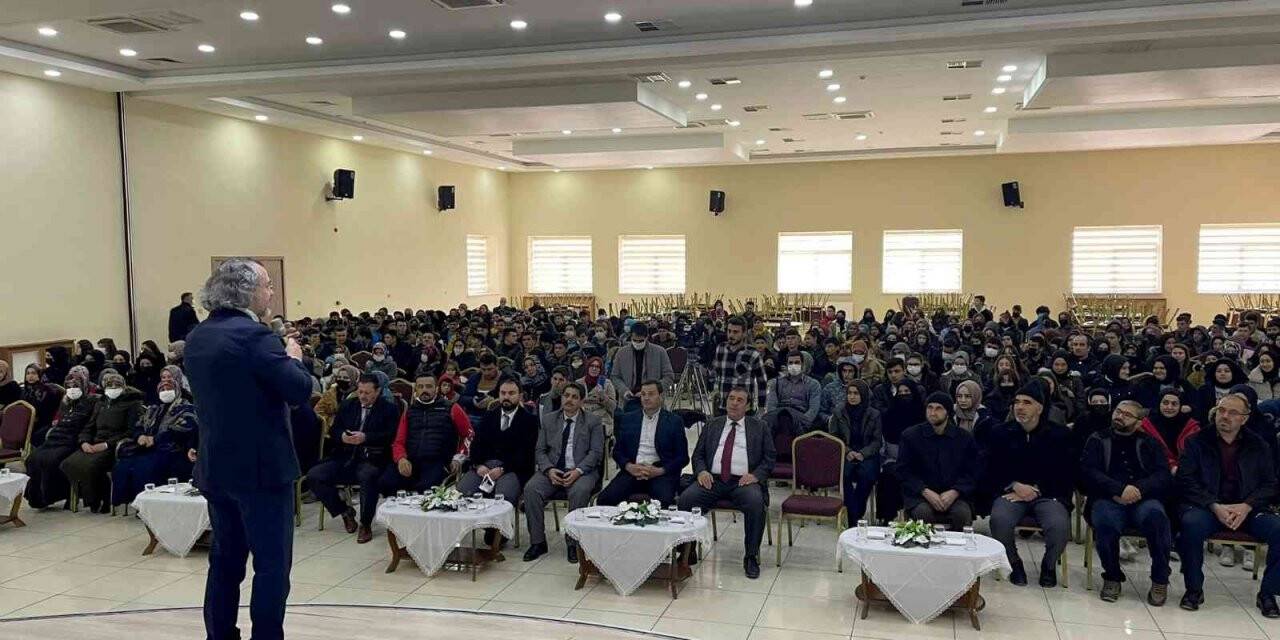 Konya Büyükşehir Belediyesinin Şehir Konferansları sürüyor