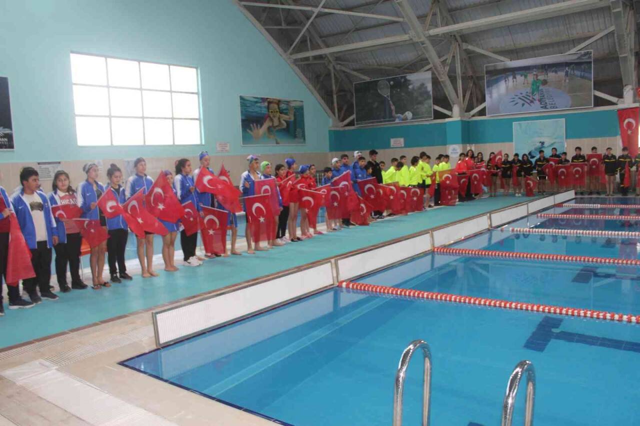 Adıyaman’da 150 sporcu derece için kulaç atıyor