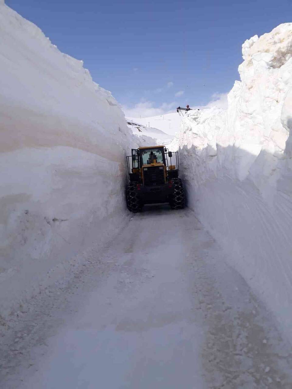 Karla mücadele ekibi yolda tünel açtı içinde geçti