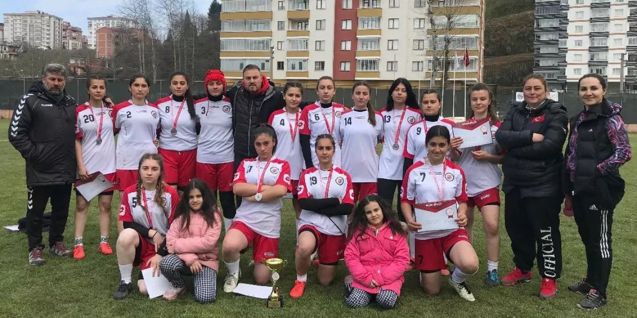Konya Spor Lisesi Ragbi Kız Takımı Türkiye ikincisi