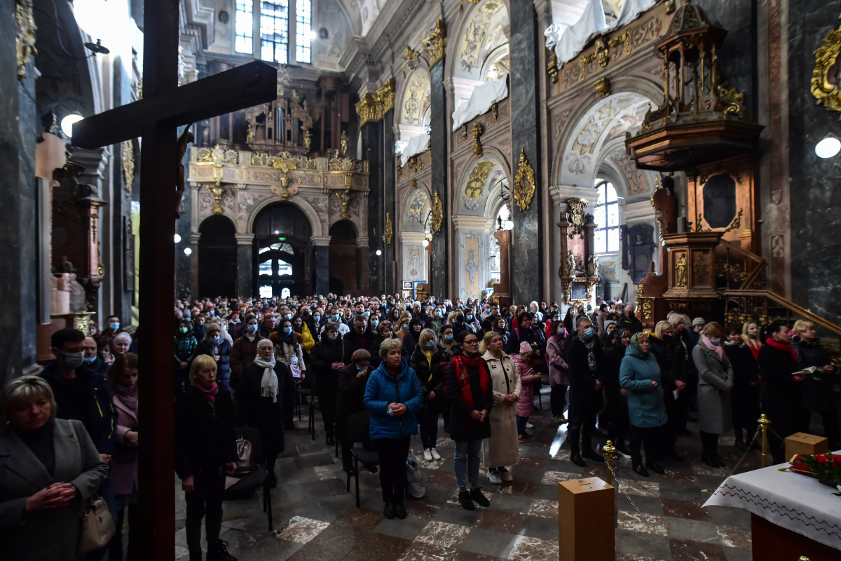Lviv'de halk Rusya'nın saldırıları sonrası kiliseleri doldurdu