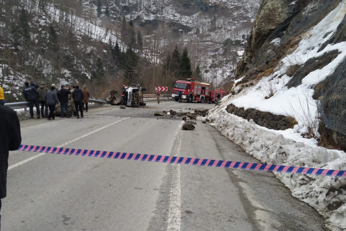 Trabzon'da üzerine kaya düşen kamyonette hayatını kaybeden 4 kişi son yolculuklarına uğurlandı