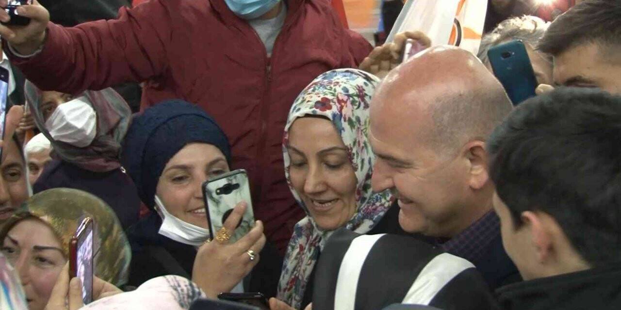 İçişleri Bakanı Süleyman Soylu, AK Parti Esenyurt İlçe Başkanlığı’nda partililerle bir araya geldi
