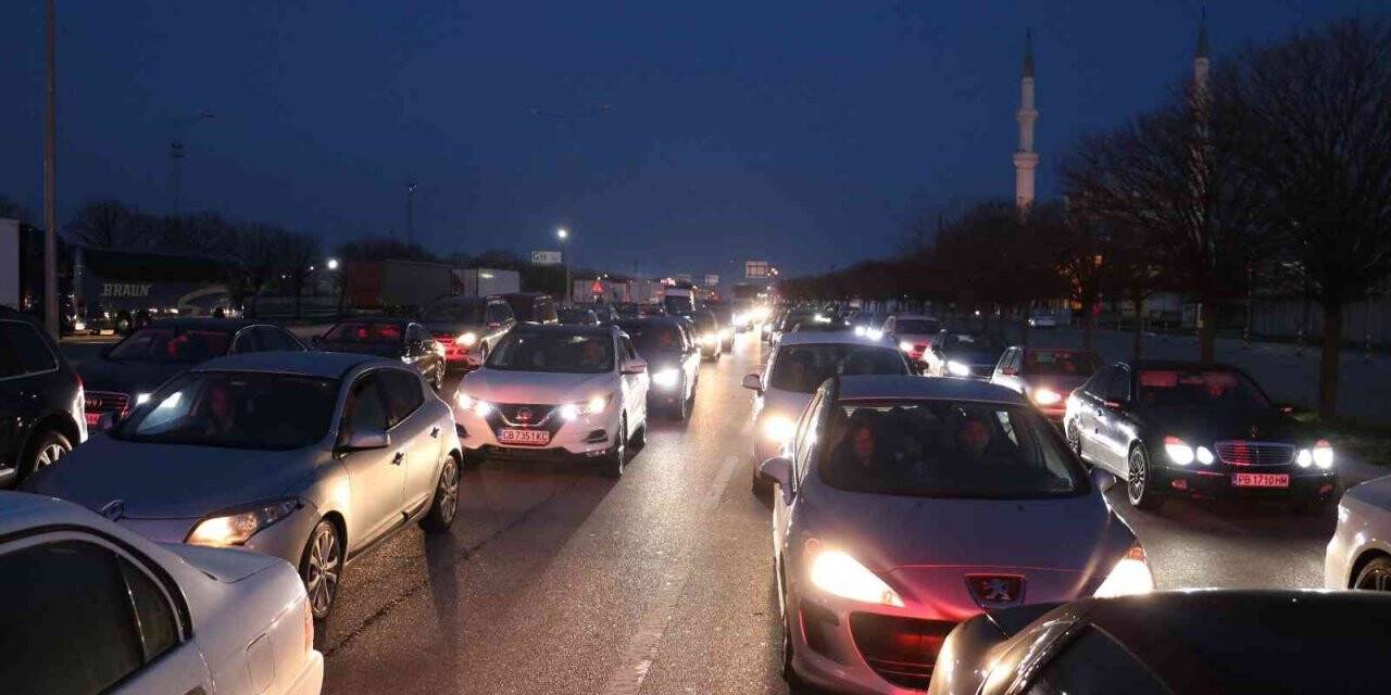 Edirne’de alışverişten dönen Bulgarlar Kapıkule’de uzun araç kuyruğu oluşturdu