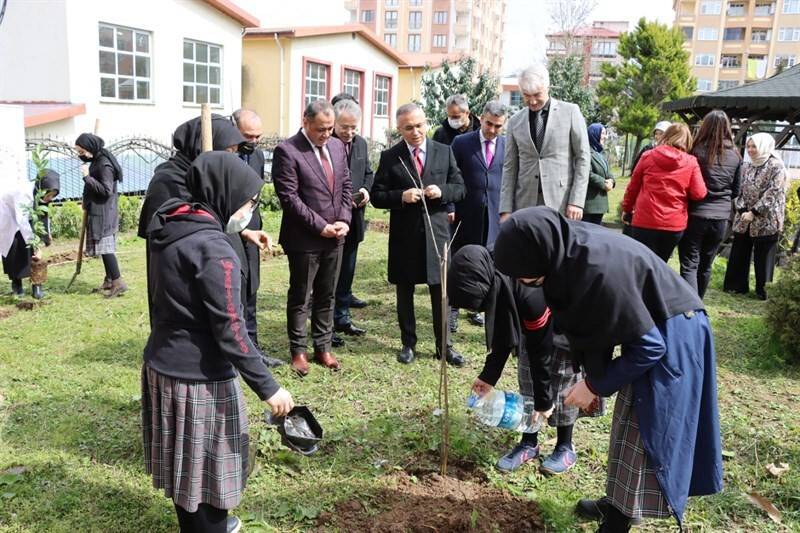 Rize’de okul bahçelerine meyve fidanları dikildi