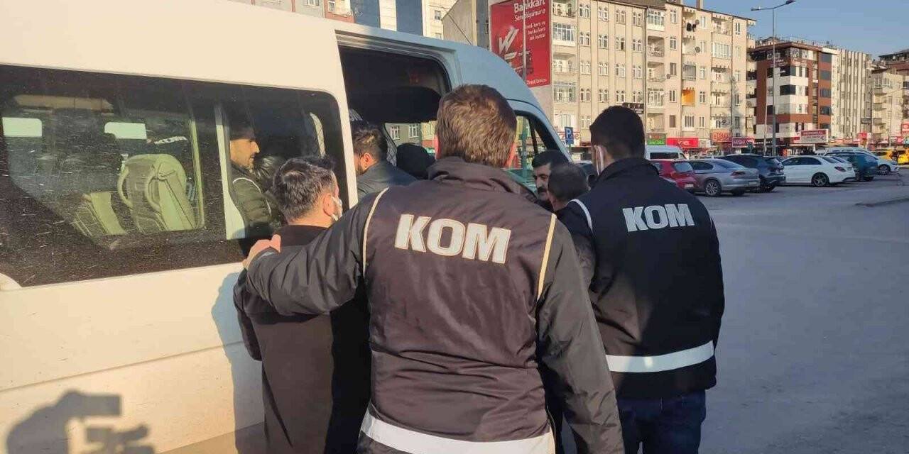 Kaçak tütün operasyonunda gözaltına alınan 15 kişi sağlık kontrolünden geçirildi