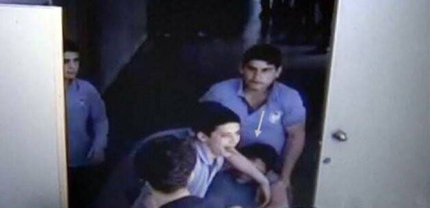 Arkadaşları sınıfta döve döve öldürdü