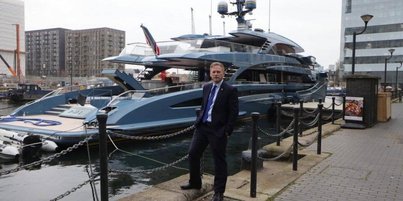 İngiltere, ilk kez karasularındaki bir Rus süper yata el koydu