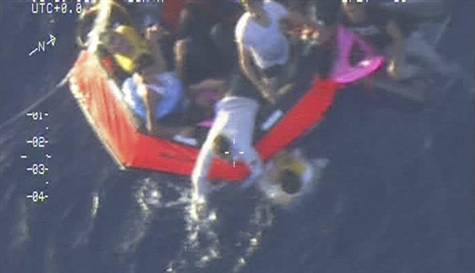 Malezya'de Tekne Battı: 2 Ölü, 19 Kayıp