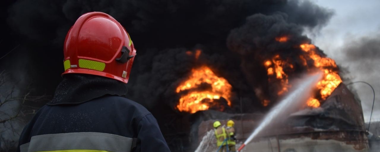 Rivne’de vurulan yakıt deposundaki yangın 3 gündür söndürülemiyor