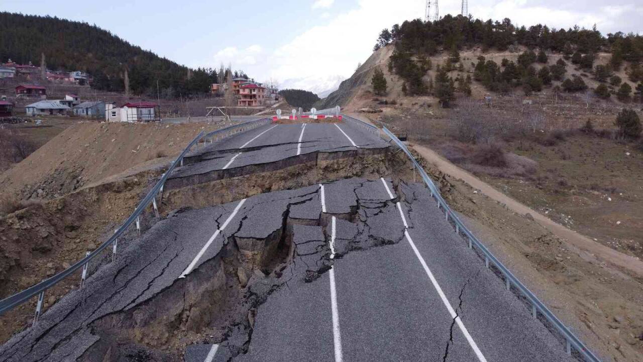 Adana’da asfalt yol çöktü