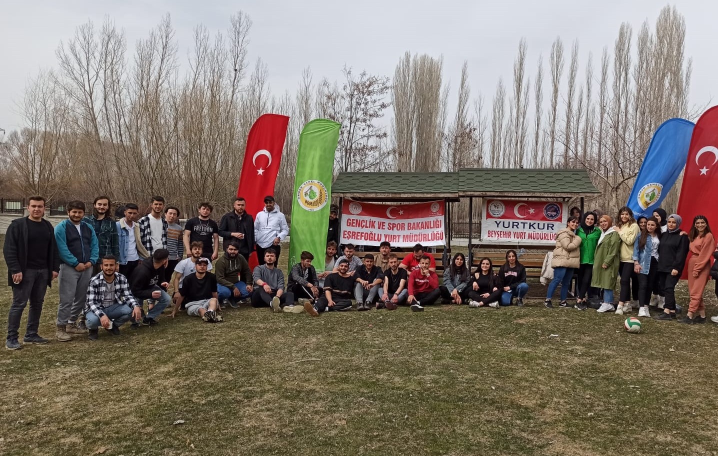 Beyşehir’de üniversite öğrencileri fidanları toprakla buluşturdu
