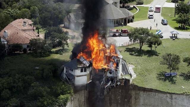 ABD'de tehlike arz eden villayı itfaiye ateşe verdi