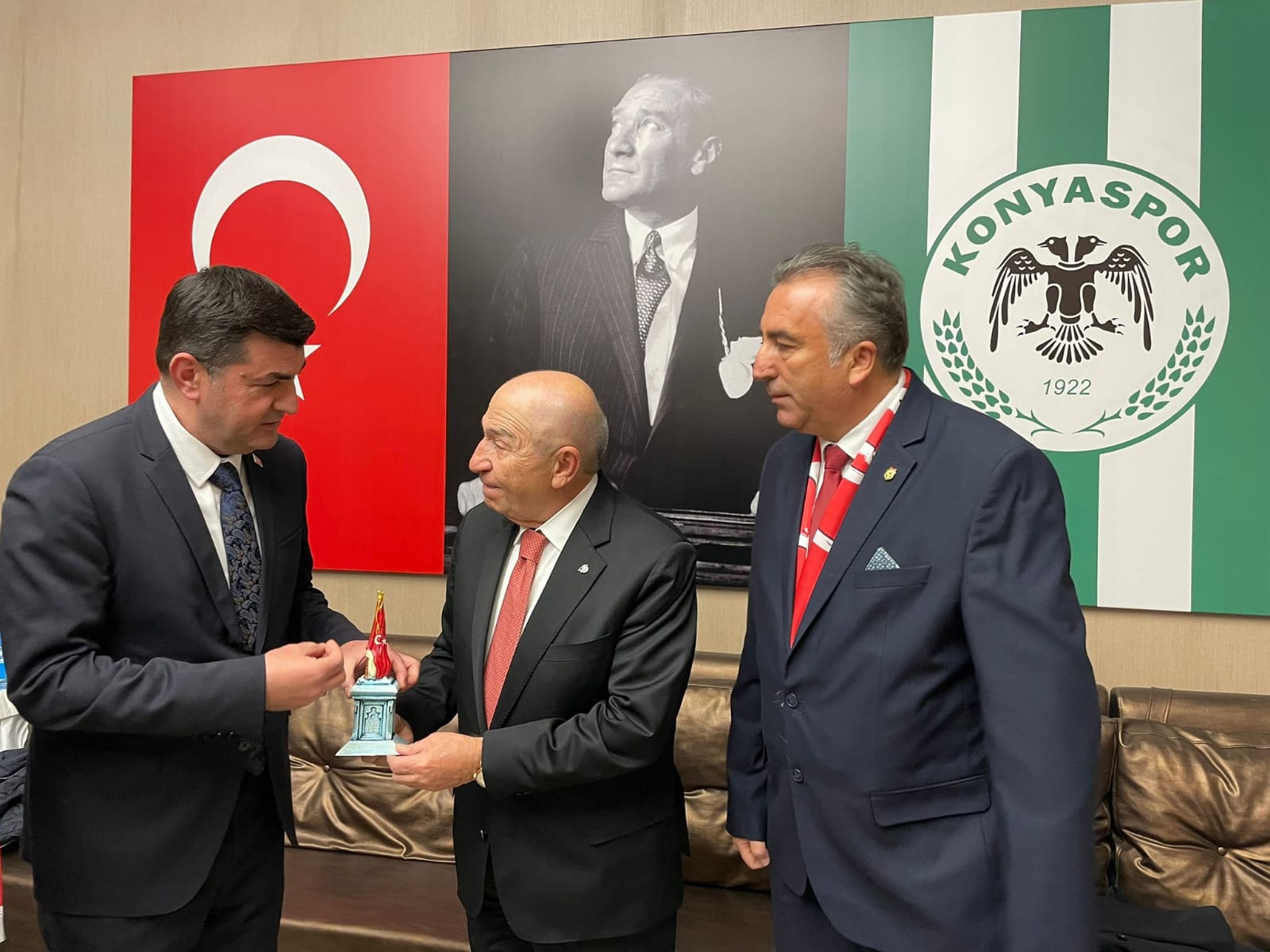 Harp Malulü Gaziler'den TFF Başkanı Nihat Özdemir'e teşekkür plaketi