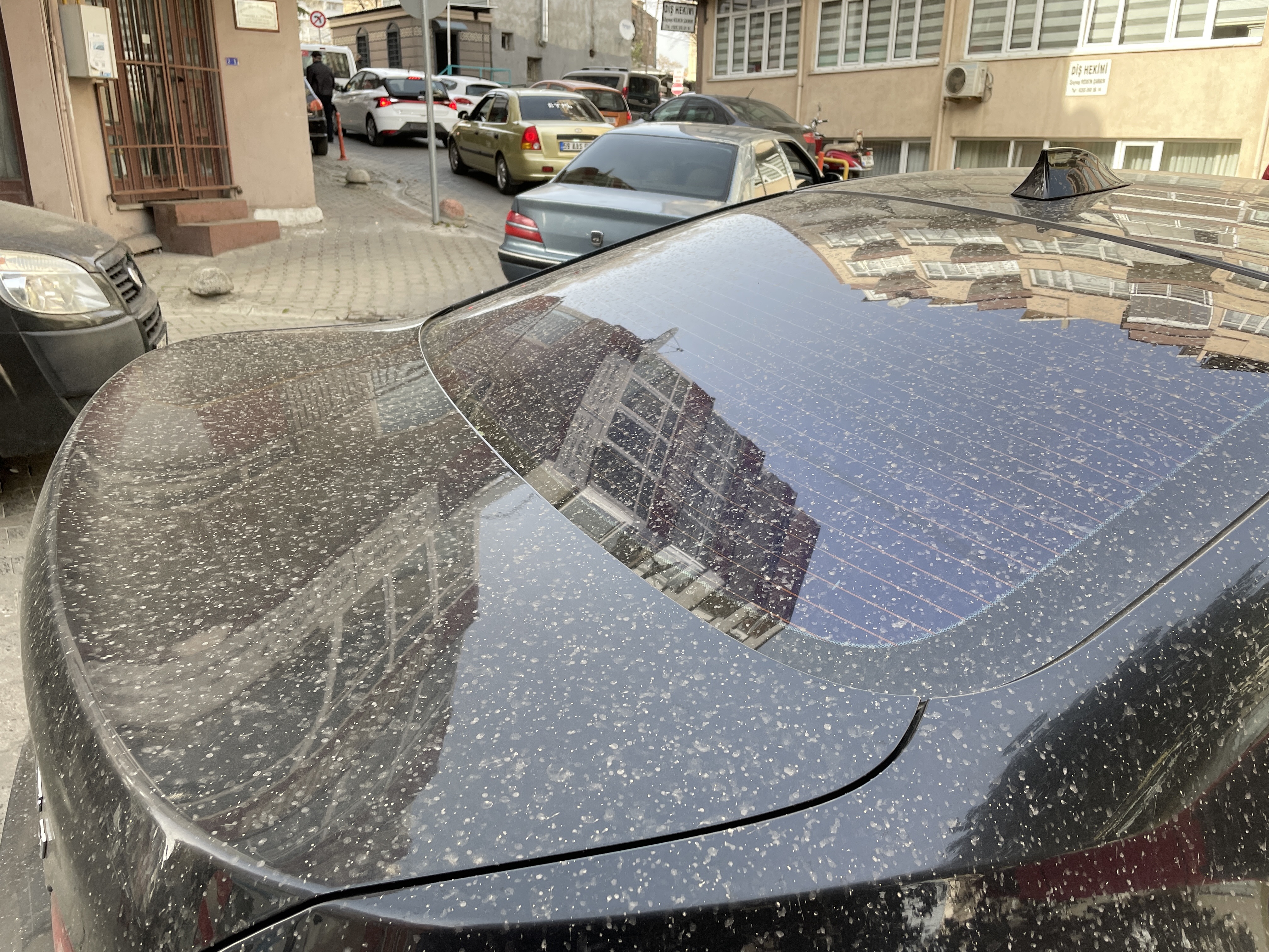 Tekirdağ'da toz taşınımı nedeniyle araçların üzeri tozla kaplandı