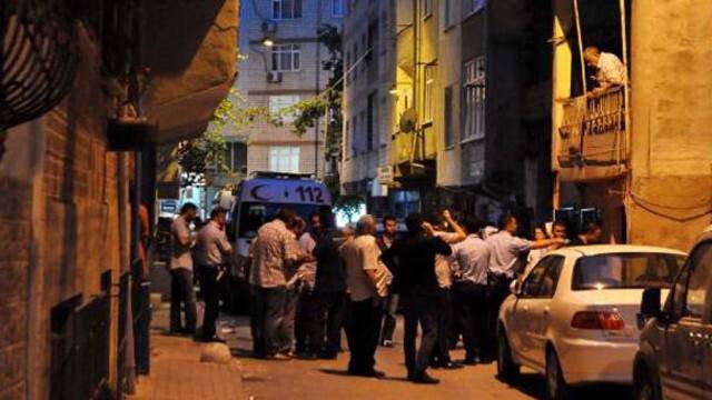 Eşini ve çocuğunu bıçaklayarak öldürdü
