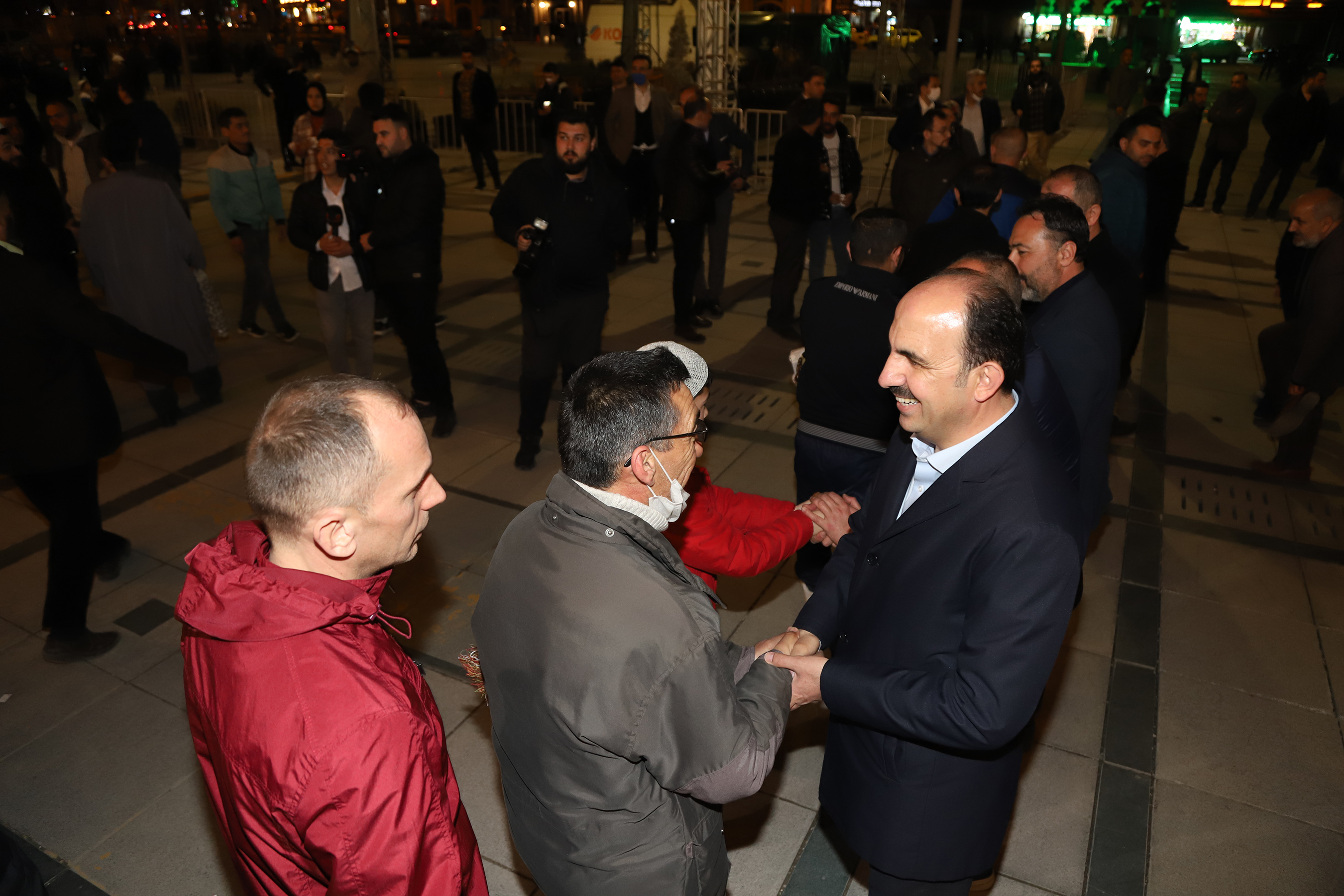 Konya Büyükşehir Belediye Başkanı Altay, ilk teravih sonrası vatandaşlarla buluştu
