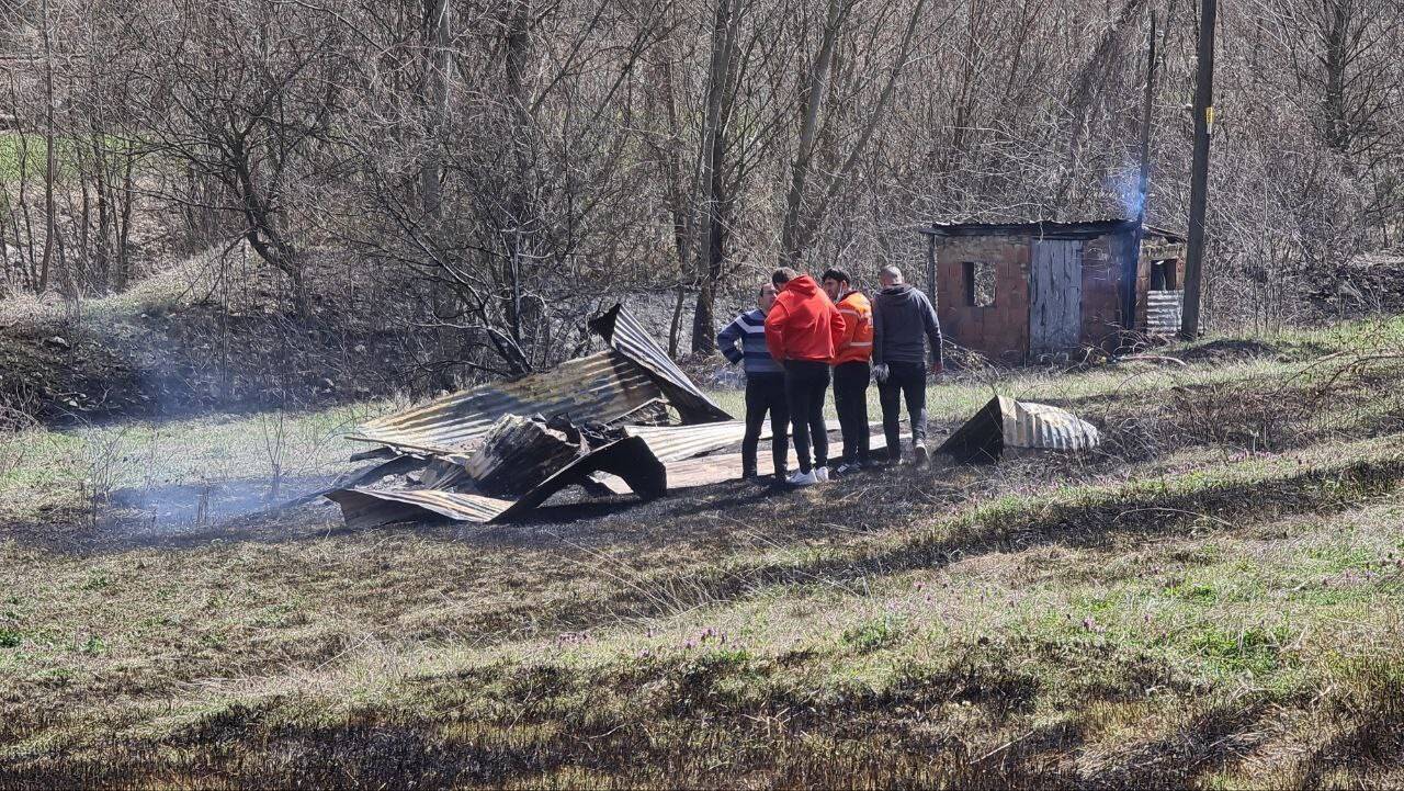 Fırtınanın kopardığı elektrik telleri yangın çıkardı
