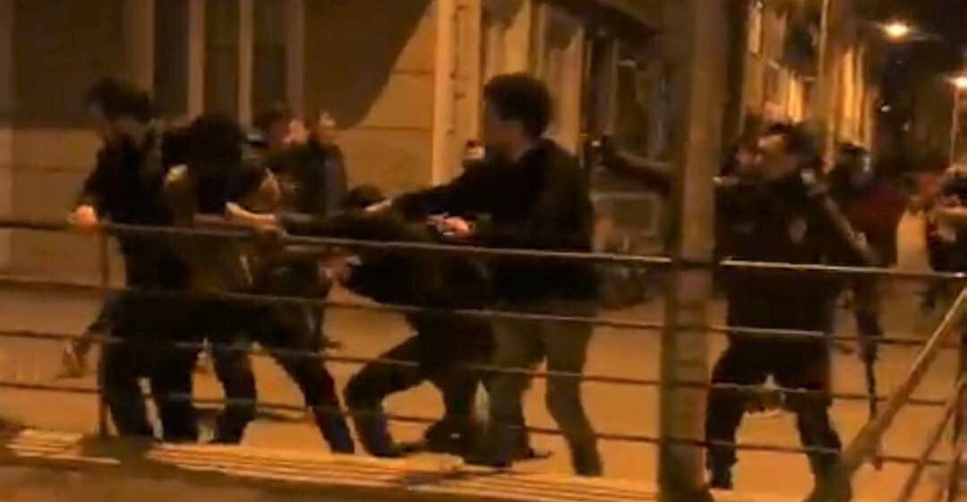 İki grup arasında çıkan kavgada tekme ve yumruklar konuştu