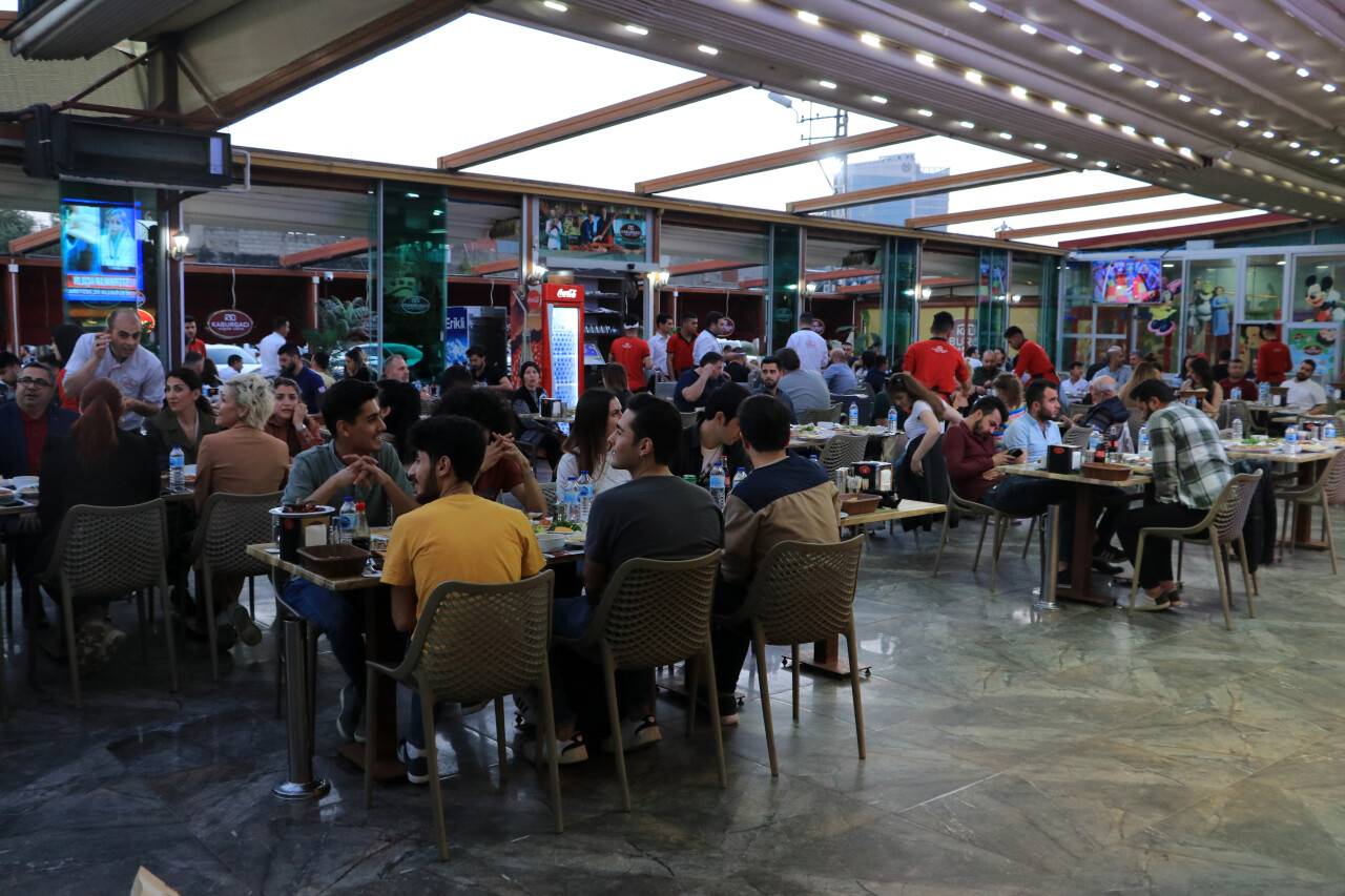 İftarda Adanalılar kebapçılara akın etti