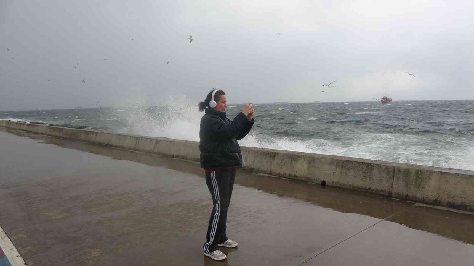 Vatandaşlar şiddetli dalgalarla fotoğraf çekindi