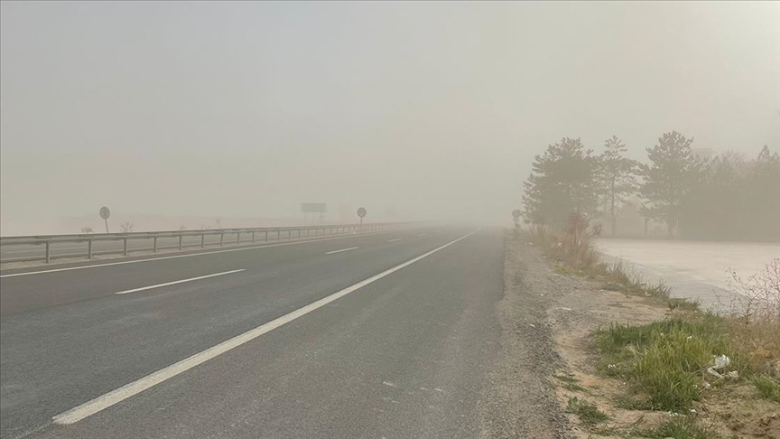 Konya'nın Yunak ilçesinde kum fırtınası