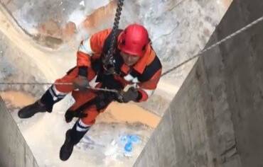 Viyadük inşaatında asansörde mahsur kalan işçileri itfaiye kurtardı