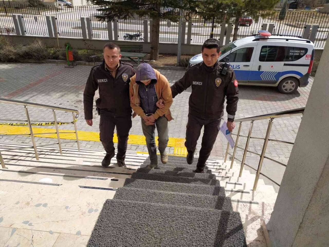 Aranan şahsı mahalle ve çarşı bekçileri yakaladı