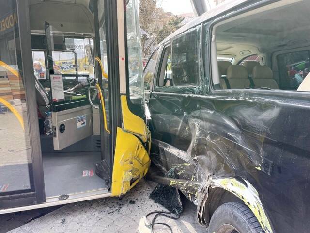 Freni patlayan İETT otobüsü 4 araca çarptı