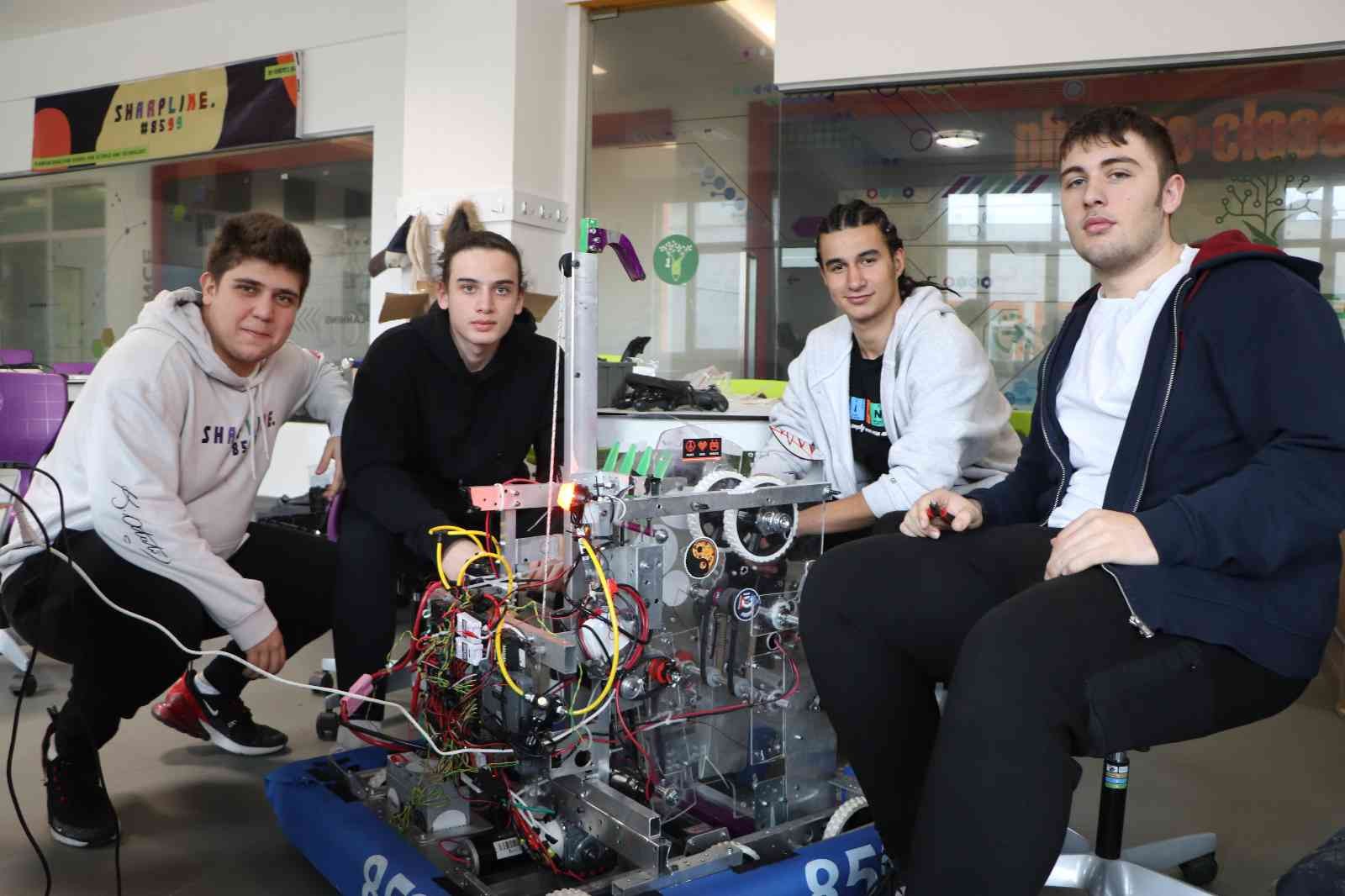 Robot tasarlayan lise öğrencileri Amerika’da yarışacak