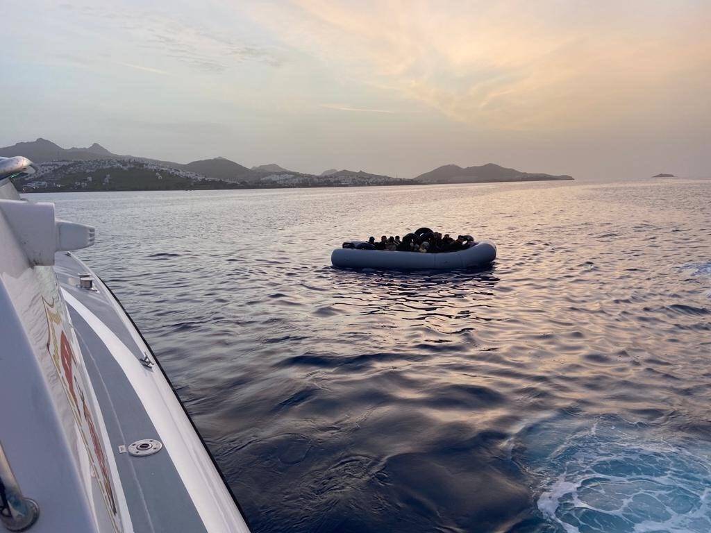 15 mili yüzerek geçmeye çalışan 3 göçmen deniz ortasında yakalandı