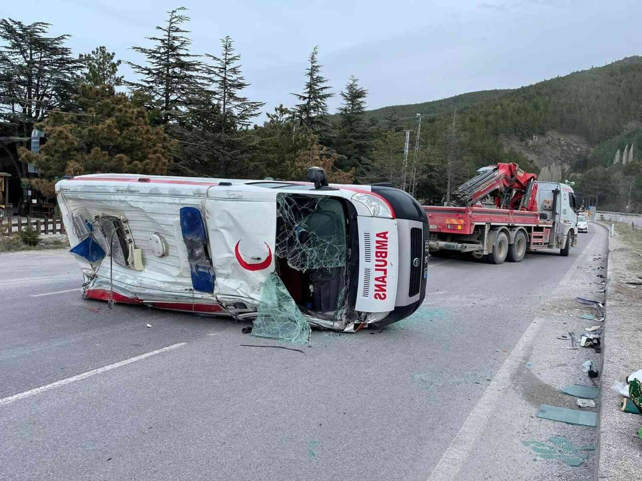 Kontrolden çıkıp devrilen ambulansta 2 kişi yaralandı