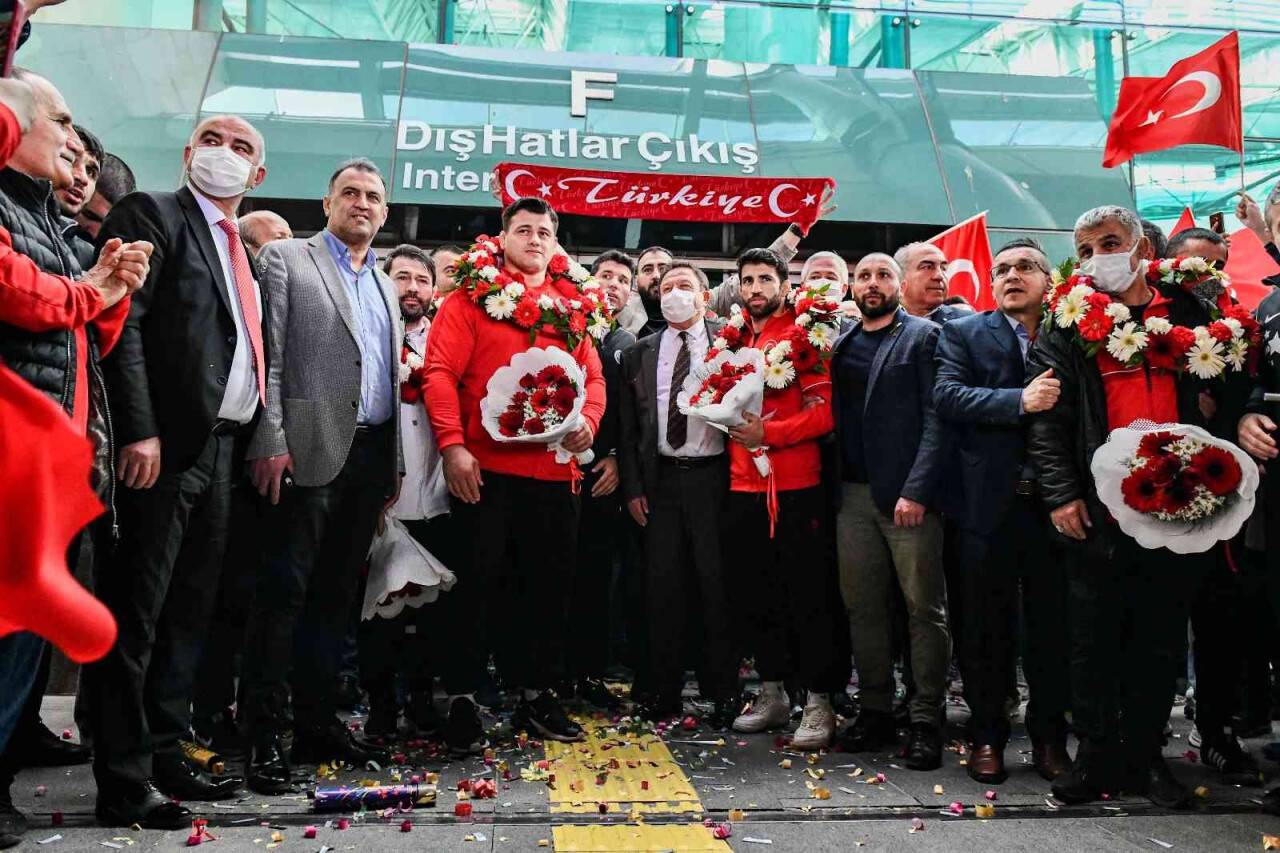 Avrupa Şampiyonları Kayaalp ve Fırat’a Türk bayraklı karşılama