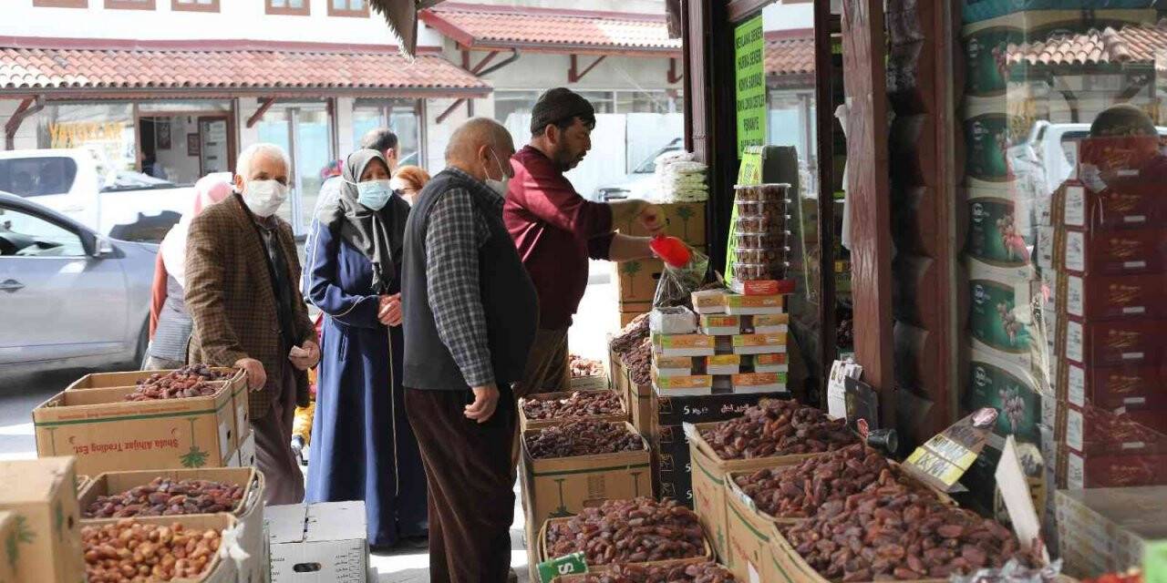 İftar sofralarının vazgeçilmezi hurma ilgi görüyor