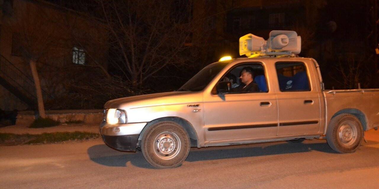 Sahura ilahiler ile kalkıyorlar