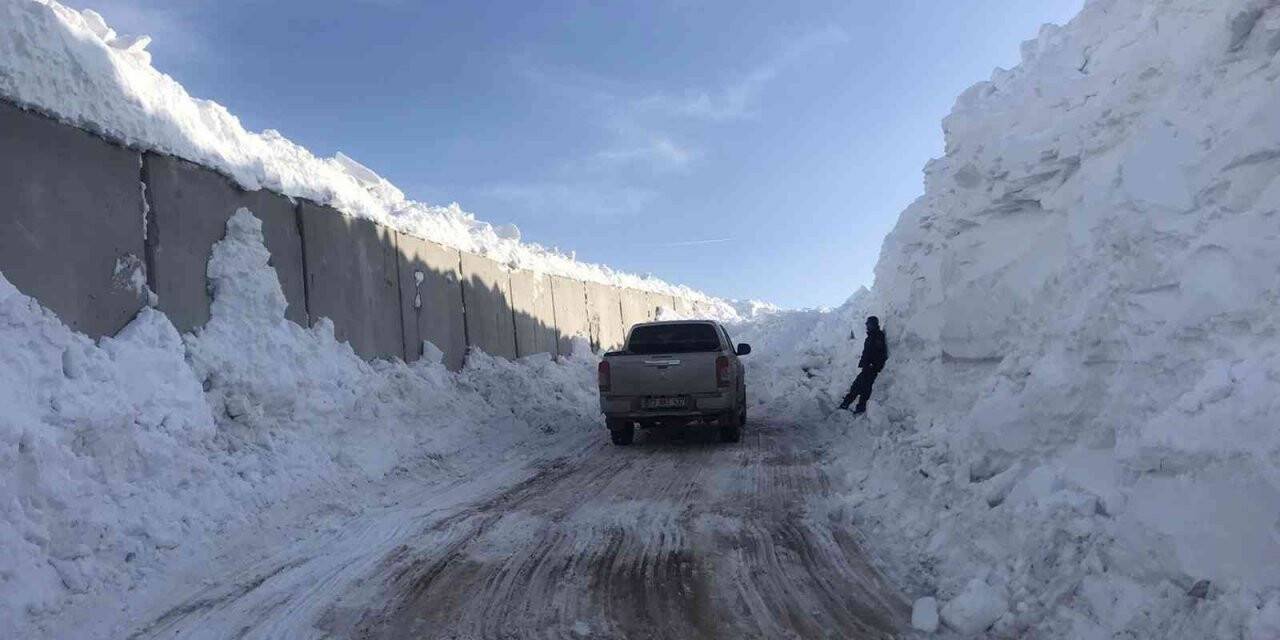 Sınır hattında kar temizleme çalışması tüm zorluklara rağmen sürüyor