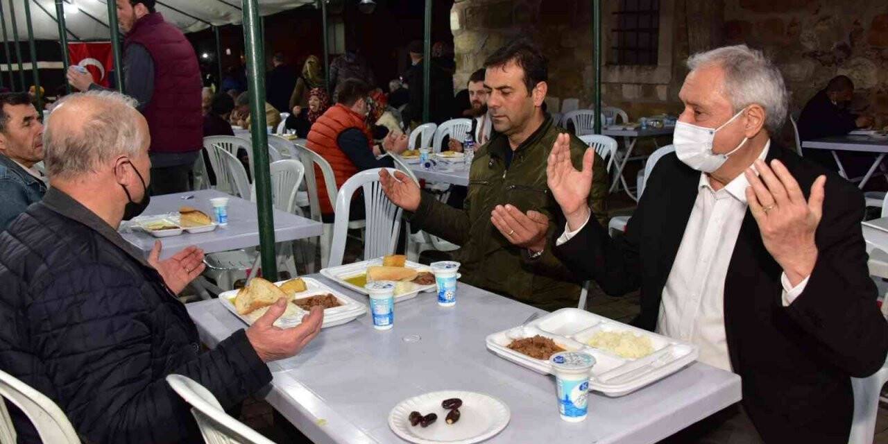 Bozüyük Belediyesi tarafından kurulan iftar çadırında ilk oruçlar açıldı