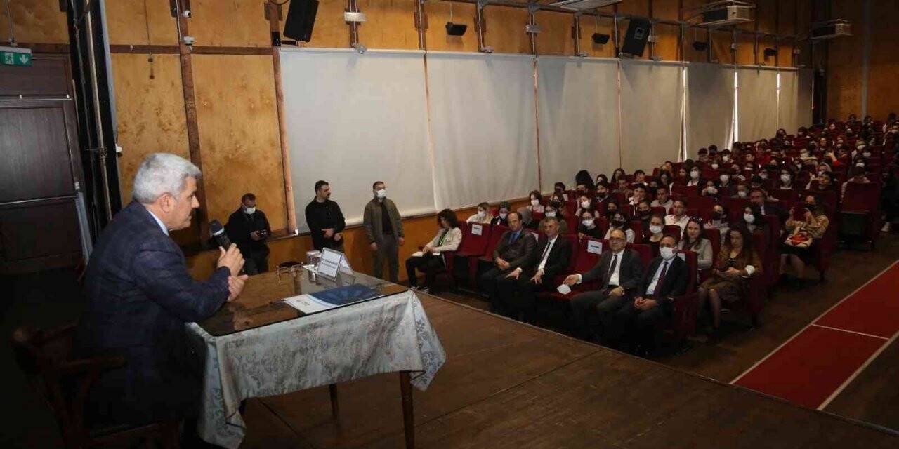 Rektör Hülagü, öğrencilere tecrübelerini aktardı