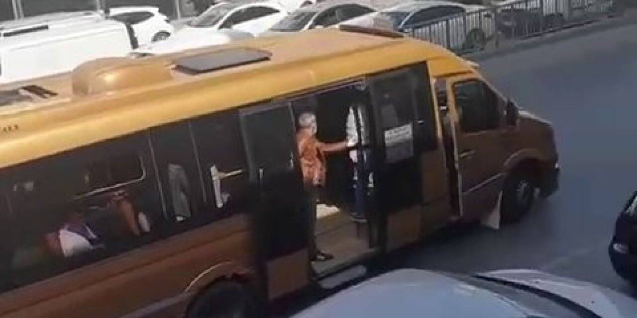 Minibüs şoförü kavga edip araç kovaladı, “Yavaş” diyen yolcuları küfür ederek kovdu