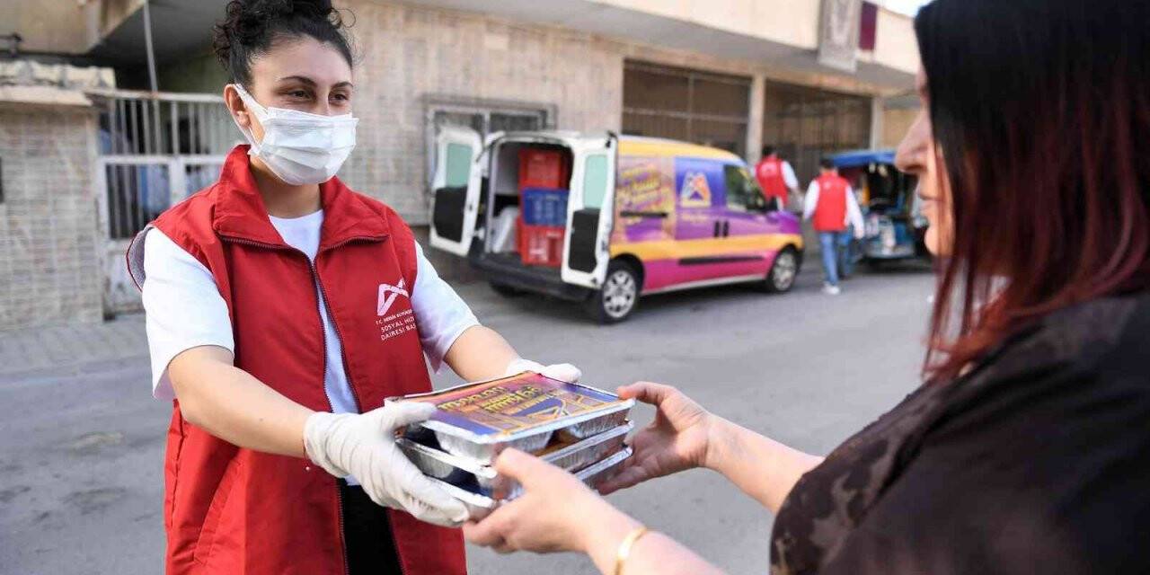 Mersin’de günde 12 bin kişiye iftar yemeği ulaştırılıyor