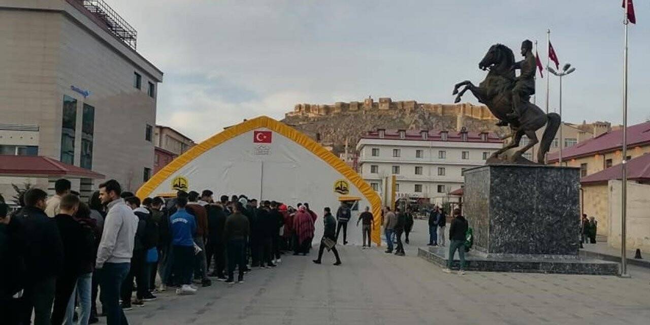 İftar çadırında ilk iftar heyecanı