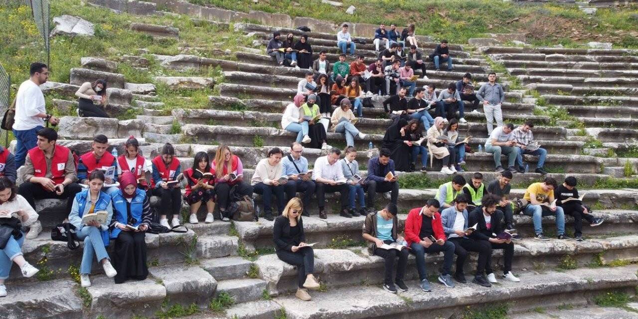Öğrenciler antik kentte kitap okudu