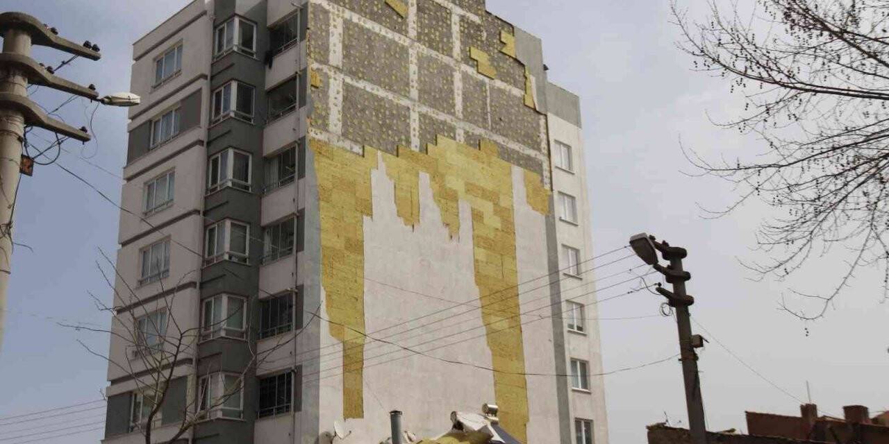 Şiddetli rüzgar 7 katlı binanın yalıtımını yerinden söktü