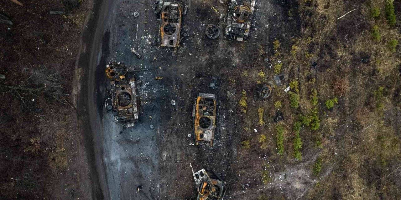 Irpin’de imha edilen Rus tankları görüntülendi