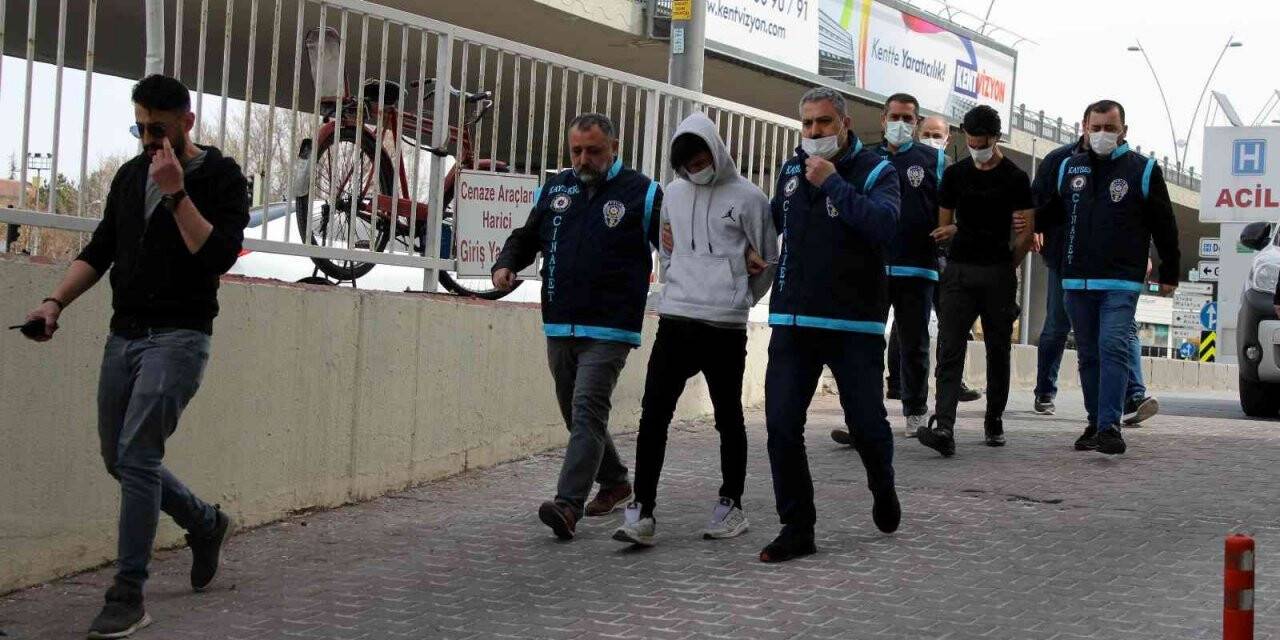 Boğazını keserek öldürdükleri şahsı yakan zanlılar yakalandı