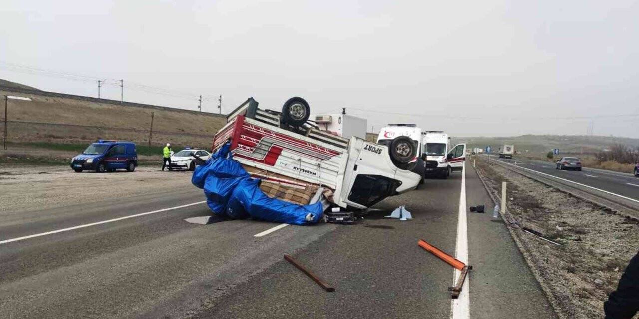 Takla atan kamyonet devrildi: 1 yaralı