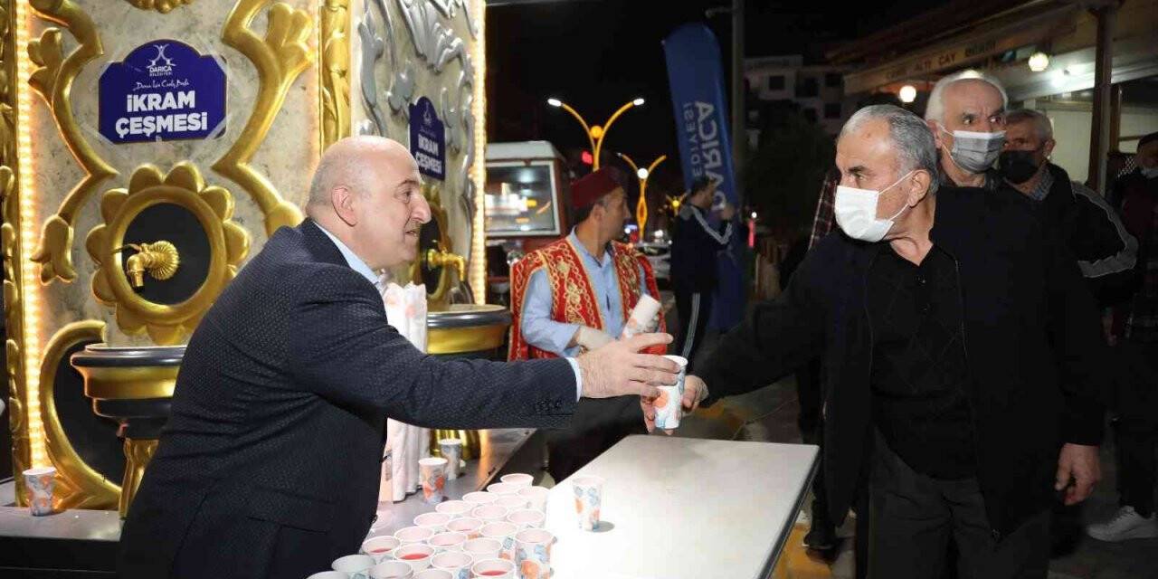 Darıca’da teravih namazı sonrası şerbet ikram ediliyor