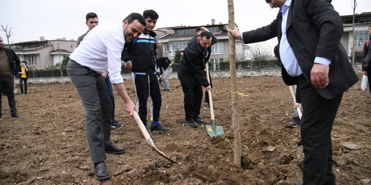 Başkan Özlü öğrencilerle birlikte fidan dikti