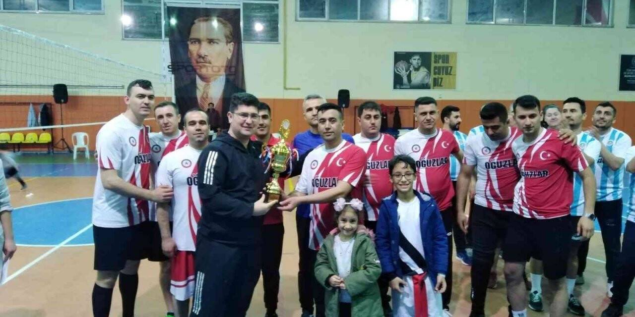 Kırkağaç’ta voleybol turnuvası büyük heyecana sahne oldu